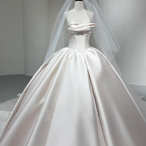 Vestido de Novia Moderno Minimalista NT02 de Satén con Escote Corazón, Estilo Imperio, con Apliques Florales de Cristal y Cola Capilla - Product Image 1