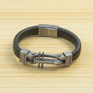 Bracciale in pelle intrecciata Vintage con Design a proiettile creativo da <span class=keywords><strong>uomo</strong></span> in acciaio chirurgico unico all'ingrosso personalizzato - Product Image 6