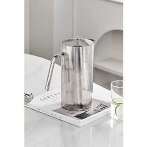 Caraffa Moderna in Acciaio Inossidabile Scanalato con Coperchio, Brocca Argento Lucido per Servizio Elegante di Tè Freddo e Bevande a Casa - Product Image 5
