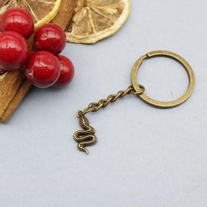 Porte-clés Serpent Bouclé avec Pendentif en Alliage Texturé pour Cadeaux aux Amateurs de Reptiles - Product Image 6