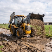 Mini-chargeuse-pelleteuse 4x4 avec accessoires et option de godet 6-en-1 pour l'ingénierie agricole