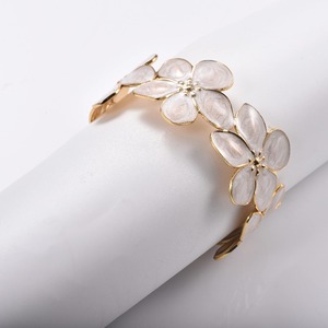 Bracelet ouvert multi-fleurs de frangipanier pour femme, en métal doré, avec motif floral en émail, élégant, cadeau de mariage, bijoux - Product Image 4