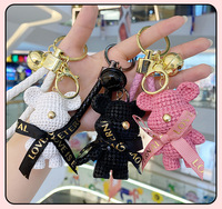 Porte-clés mini-ours en résine tendance style dessin animé, délicat, pour couple, breloque de voiture et sac à dos, ornement décoratif, cadeau en gros