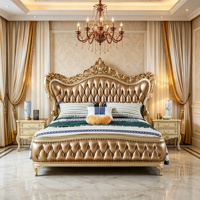 Lit double capitonné personnalisé en style rococo français avec feuilles d'or métalliques et pieds sculptés ondulés pour suite d'hôtel de luxe