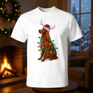 Camiseta con estampado de renos y sombrero de Papá Noel con luces navideñas de Irish Setter - Product Image 3