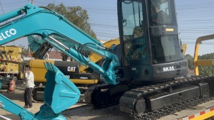Mini-excavatrice sur chenilles Kobelco SK55 de 5 tonnes avec godet de creusement d'une capacité de 0,12 m³, équipement de construction - Product Image 3