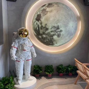 Escultura de Astronauta de Fibra de Vidrio Personalizada para Exhibición en Vestíbulo de Sala de Exposiciones, Instalación de Punto de Fotografía para Eventos Pop-Up - Product Image 3