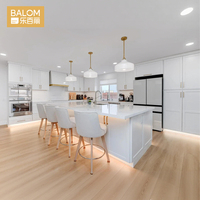 Gabinete de Cocina Moderno de Lujo BALOM, Estilo Shaker Blanco, con Diseño de Isla, Herrajes Dorados, Madera Contrachapada, RTA, Modular y Personalizable
