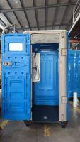 Toilettes mobiles en plastique HDPE, WC chimique portable avec réservoir d'eau, siège moulé, porte bleue pour chantier de construction