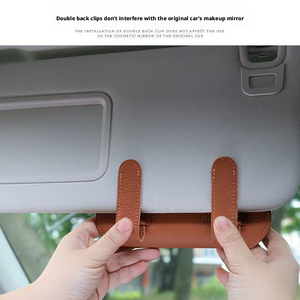 Support universel en cuir souple haut de gamme pour lunettes de soleil, à clipser sur pare-soleil, pour pièces intérieures de voiture – Vente en gros - Product Image 2