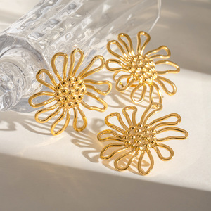 Pendientes con forma de flor, aleación de zinc chapada en oro, diseño de girasol, joyería para fiestas - Product Image 3