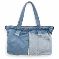 Sac fourre-tout en jean vintage en gros avec panneaux color block, bordure effilochée et fermeture éclair supérieure pour boutiques de mode indépendantes