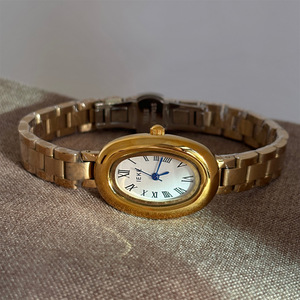 Reloj de pulsera de cuarzo con forma de lágrima única en tono dorado para mujer, con correa de acero inoxidable y esfera con números romanos. - Product Image 2