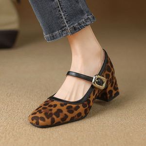 Chaussures pour femmes en daim style coréen, à bout carré, talon bloc mi-haut, bride cheville avec boucle métallique, confortables et décontractées - Product Image 3