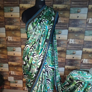 Elegante Sari de seda con estampado de animales verde y negro con borde azul Ropa étnica tradicional de moda para damas niñas para adultos - Product Image 1