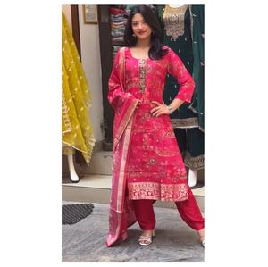 Costume Salwar Kameez de créateur de vêtements ethniques pour Karwa Chowth et d'autres festivals à venir du fournisseur indien - Product Image 1