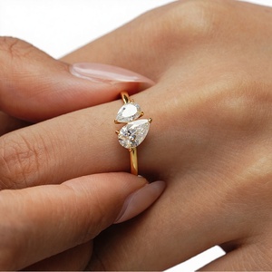 เครื่องประดับมอสซาไนต์สั่งทำพิเศษ แหวนมอสซาไนต์ทรงลูกแพร์ VVS แท้ 18K แหวนเพชรหมั้นและแต่งงาน ได้รับการรับรองจาก GRA แหวนทองคำคลาสสิก - Product Image 2