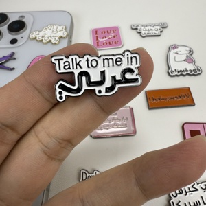 Autocollant en métal 3D personnalisé en usine, motif de lettres arabes, autocollant de téléphone en émail doux pour l'Arabie Saoudite, le Qatar, le Koweït - Product Image 1