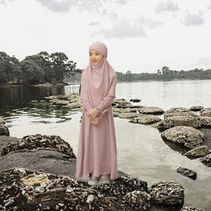 3447 Nuevo Vestido Abaya Infantil para Eid, Manga Larga, Khimar, Vestido de Oración, Estampado Repujado, Transpirable, Uso Diario, Poliéster, para Oriente Medio, Islámico - Product Image 3