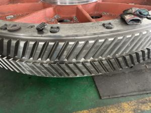 Engrenage fendu à l'arc d'entraînement principal de grand module pour broyeur à boulets Segment d'anneau d'engrenage de circonférence de four rotatif Produit de services de forgeage - Product Image 5