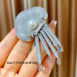Broche Méduse de Luxe Légère Style Reine à Pompons, Perle d'Eau Douce Haut de Gamme, Bijou Tendance en Cuivre – Meilleure Vente - Product Image 3