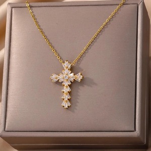 Collar con Colgante de Cruz de Circonia Cúbica, Moderno y Sencillo, Ideal para Uso Diario Femenino - Product Image 4