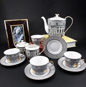 Set da <span class=keywords><strong>Caffè</strong></span> in Porcellana Bone China con Motivo Artistico di Castello e Città, Tazze e Teiera in Ceramica Dorata - Product Image 1