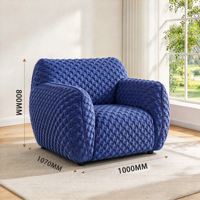 Fauteuil d'appoint moderne en tissu matelassé bleu avec accoudoirs arrondis en peluche