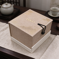 Boîte cadeau rigide en papier pour tasses à thé, avec couvercle articulé et revêtement en lin, personnalisable avec logo et motif, pour l'emballage d'articles de thé.
