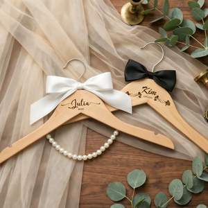 Cintre en bois pour mariée et marié - Gravure personnalisée antidérapante pour vêtements, texte pour photographie de mariage - Product Image 2