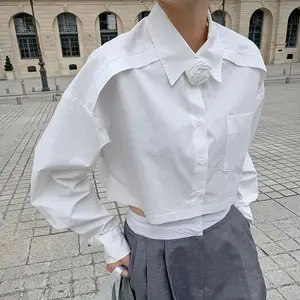 Blusa e top de lapela estilo RedPeony Street para mulheres, blusa com bolsos de ombro e peito, camisas brancas de algodão com flores cortadas