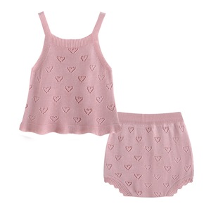 Ropa infantil al por mayor: Conjunto de camiseta sin mangas y pantalones cortos de punto con diseño de corazón hueco para niños - Product Image 1