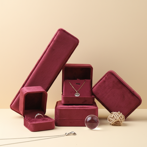 Elegante Scatola per Gioielli Tengji in Velluto Rosso Vino, Stile Europeo, Rettangolare/Quadrata, con Chiusura Magnetica e Incisione - Product Image 1