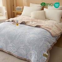 Couverture polaire douce et chaude en jacquard double couche 100 % polyester à rayures de dessins animés, cationique et sculptée, pour quatre personnes, vente en gros