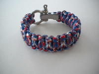 Bracelet durable, équipé d'un fermoir à pression, d'un design rotatif et d'une boucle en acier inoxydable, adapté aux activités de plein air.