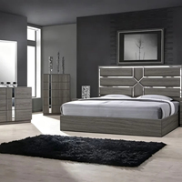 Neu eingetroffen: Modernes Plattformbett mit ausziehbarem, getuftetem, dekorativem Metallkopfteil – minimalistisch für Schlafzimmer, Apartment, Hotel, Villa