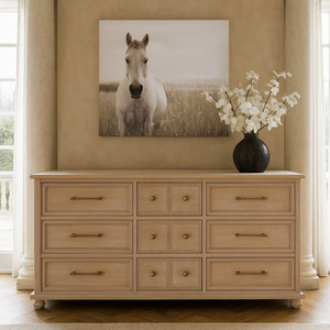 <span class=keywords><strong>Commode</strong></span> à 9 tiroirs en chêne clair, style farmhouse moderne, en bois massif, large, pour chambre à coucher, avec quincaillerie en laiton antique - Product Image 1