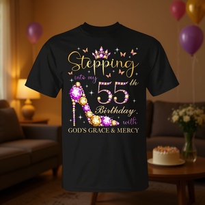 Camiseta con la frase: Entrando a mi 55.º cumpleaños con la gracia y la misericordia de Dios - Product Image 3