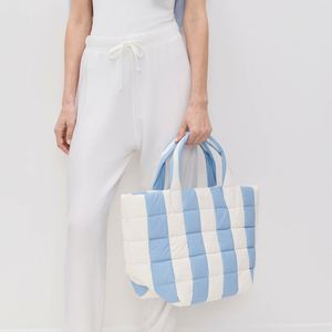 Bolso de Mano de Verano Personalizado, Ligero, Impermeable, de Nailon Azul con Diseño Floral, Múltiples Bolsillos, Cierre de Cremallera, Asa de Hombro, para Mujer, para Viaje - Product Image 1