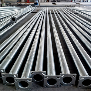 Postes de luz de calle de mástil alto de 5M-30M Placa base 160 km/h Resistencia al viento> 20 años de vida útil para iluminación de carretera/carretera - Product Image 1