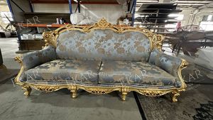 أثاث غرفة معيشة فاخر بتصميم فرنسي كلاسيكي، طقم كنب ملكي فيكتوري منجد بقماش وخشب منحوت، طراز مجلس عربي - Product Image 6