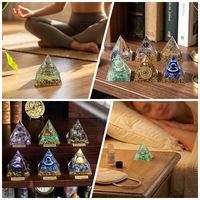 Pyramide d'orgone chakra multi-designs de 5 cm avec gravier de cristal naturel pour ornement de bureau et pratique de guérison spirituelle