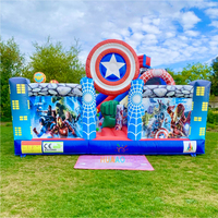 Château gonflable Super Héros Avengers pour location événementielle extérieure, commercial, écologique, résistant aux UV et imperméable, idéal pour parcs et aires de jeux.