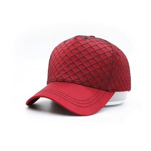 Casquettes de baseball personnalisées 5 panneaux pour femmes, style hip-hop, doublure en satin rouge, motif écailles de poisson tendance, en tissu courant - Product Image 1