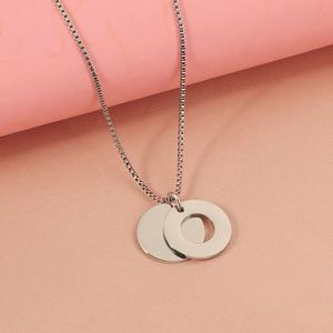 Nuevo Collar con Colgante Redondo Personalizado al por Mayor 2024, Acero Inoxidable de Alto Brillo, Resistente al Agua, Antideslustre, Cadenas Modernas Chapadas en Oro - Product Image 2