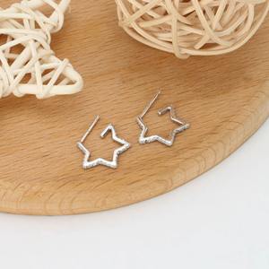 ต่างหูห่วงใหญ่ทรงดาวประดับเพชรซิร์คอนชุบทอง 18K ดีไซน์ทันสมัย ต่างหูเงินแท้ 925 แบบติดหู สำหรับทุกเพศ เหมาะสำหรับเป็นของขวัญวันครบรอบ - Product Image 3