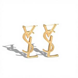 Pendientes de Gancho con Letra y Perla de Agua Salada de Aleación de Alta Gama, Diseño Único y Exclusivo Unisex, Lujo Ligero, Moda Elegante Otoño-Invierno - Product Image 4