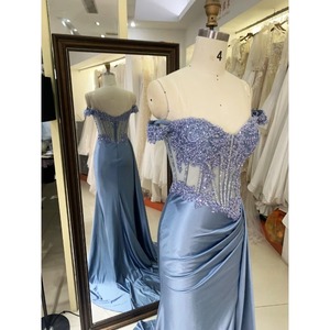 Abito da ballo formale 2025 blu fumo con spalle scoperte, corpetto in pizzo e gonna in raso plissettata a mano, ideale per Black Tie - Product Image 5