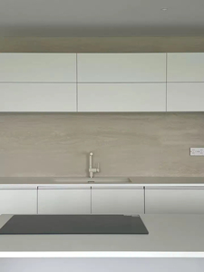Ensemble d'armoires de cuisine blanches de style moderne minimaliste personnalisé avec îlot, finition laquée haute brillance, bois massif de luxe - Product Image 6