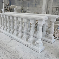 BLVE Moderne Sculpté À La Main Escaliers De Sécurité Main Courante En Marbre Blanc Pilier Romain Conception Balustre Pierre Balcon Garde-Corps pour Maison